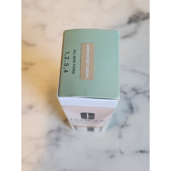 Clinique Moisture Surge Sheertint Hydrator Universal Light Medium 40ml - Picture 3 of 7